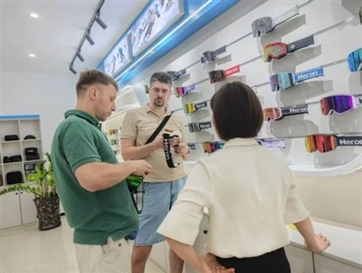 Guangzhou Hangrui Jilqa' Klijenti Internazzjonali Ġodda għal Żjara tal-Fabbrika
